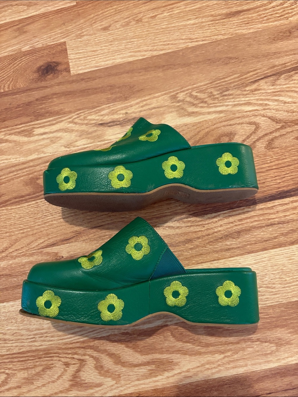 Lisa Says Gah Dakota Clogs / Green Daisy - Picture 8 of 9
